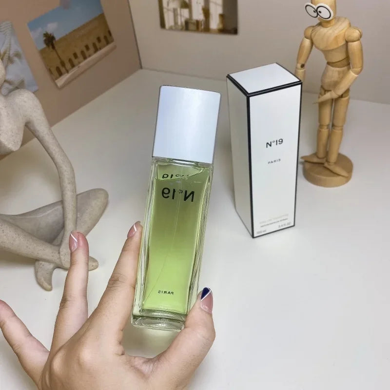 Eau de Toilette Femme No.19 100ml – Élégance Florale et Fraîcheur Tendance