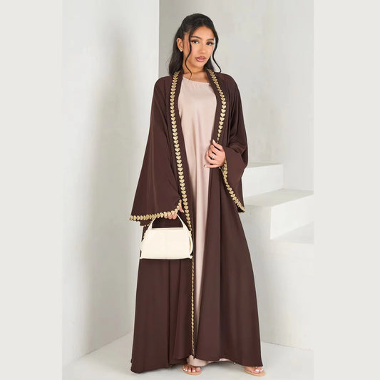 Abaya longue ample avec cœur doré – Élégance modeste et raffinement spirituel