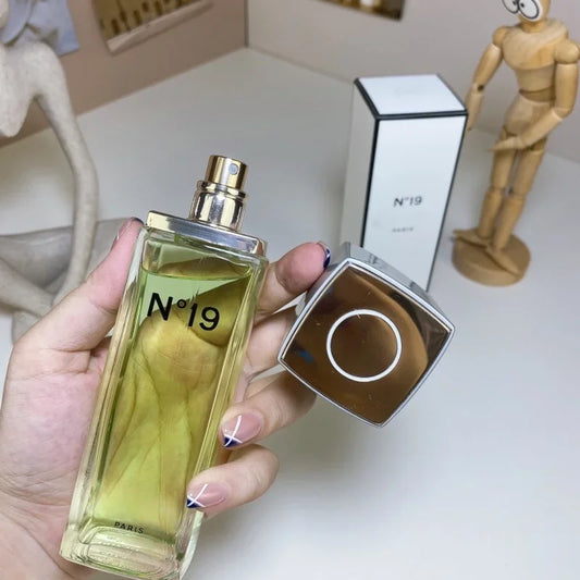 Eau de Toilette Femme No.19 100ml – Élégance Florale et Fraîcheur Tendance