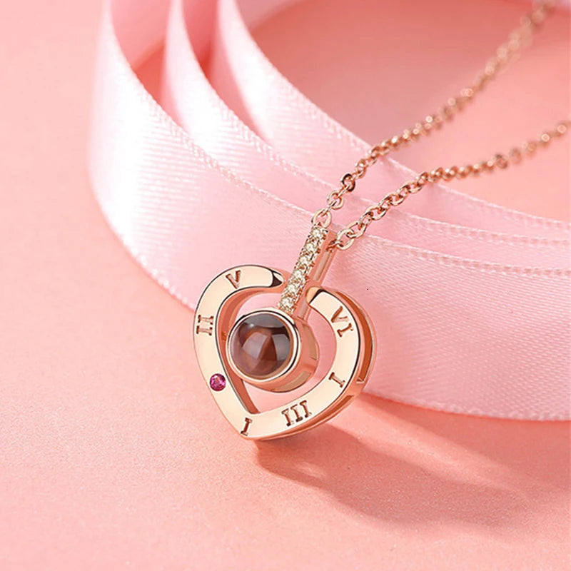 Collier de projection « Je t’aime » en 100 Langues – Coffret Rose Rotatif de Luxe