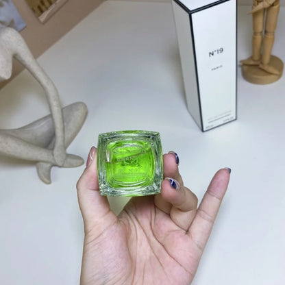 Eau de Toilette Femme No.19 100ml – Élégance Florale et Fraîcheur Tendance